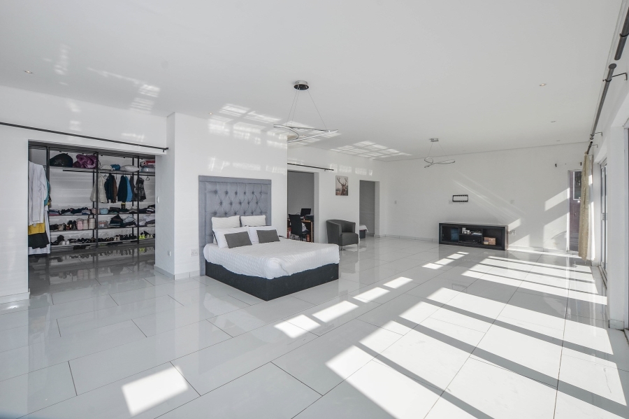 8 Bedroom Property for Sale in Kenridge Western Cape